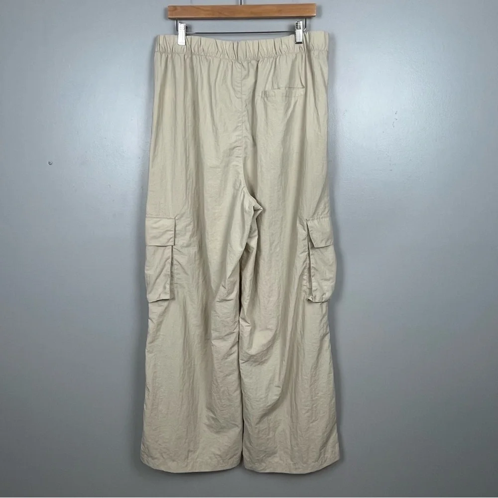 Wilo The Label womens khaki nylon cargo parachute wide leg pants, large.